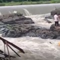 (Video) Pao most pun turista: Jak pljusak izazvao tragediju: Četiri osobe poginule, više od 50 povređeno, jezive scene potrage…