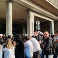 Napeto u Novom Sadu: Kordon igrađani ispred Skupštine grada, došlo do naguravanja
