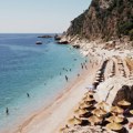 Objavljen snimak plaže u Crnoj Gori na kojoj ležaljke i suncobran koštaju 200 evra dnevno, ali postoji još jedna caka