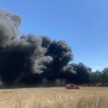 Buknuo Veliki požar u industrijskom objektu kod Kaća, čule se detonacije Ogroman dim vidljiv i iz Novog Sada (FOTO)