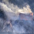 Veliki požar na vršačkom bregu: Ugrožene brojne vikendice i šuma, vatru raspiruje jak vetar