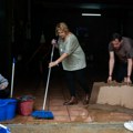 Муње и вода не иду заједно: Валенсија упозорава на опасности током олује