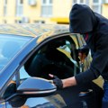 Popu ukrali auto iz dvorišta, posle 6 dana usledio poziv: Lopovi svešteniku Miladinu vratili "pežo" i doplatili 2.000! Šok…