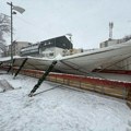 VIDEO: Srušila se nadstrešnica na klizalištu u centru Inđije