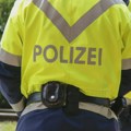 Srbin napadnut i opljačkan na ulici u Salcburgu: Policija uhapsila napadača, lisice stavljene i žrtvi jer se branila