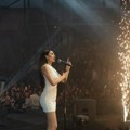 (Video) I minić, i dekolte! Ceca zapalila Zaječar: Čim je izašla na binu skinula štikle, publika u transu doziva njeno ime