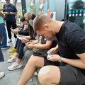 Pomama za sličicama fudbalera: Da se menjamo