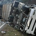Srpski šleper slupan u Nemačkoj: Vozač zaspao za volanom, kamion uništen, dvojica Čačana bila unutra