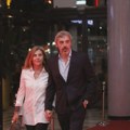 Snežana Bogdanović i Uliks Fehmiu podelili porodičan trenutak: Glumci u zagrljaju uživali pored plaže FOTO