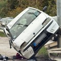 Vozač "fijata" izgubio kontrolu i udario u zaštitnu ogradu na obilaznici oko Čačka: dve osobe povređene
