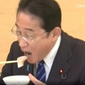 Japanski premijer pojeo ribu iz Fukušime: „Baš je ukusna“ (VIDEO)
