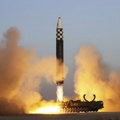 Kineski šef diplomatije pričao o jačanju saradnje sa Pjongjangom, dok je Kim lansirao raketu