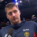 Jokić baš loše reaguje kad ga uplaše: Nije najbolje podneo skok sa leđa Džordana (video)