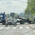 Karambol u Beogradu: Automobil izleteo s kolovoza, oborio semafor