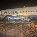 Zapaljen avion skliznuo sa piste, bio pun putnika! Krilo i motor mu potpuno izgoreli, ljudi preživljavali pakao! (video)