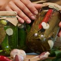 Milan kiseli krastavce bez struje: Deka iz Bogatića smislio nesvakidašnji način da napravi zdravu salatu: "Pošto je sunce…