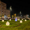 Foto-vest: Postavljeni novogodišnji ukrasi u centru Niša, koliko koštaju još nije poznato