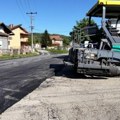 Obnova Ulice u plani: Urađen prvi sloj asfalta glavnog seoskog puta (foto)