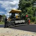 Ruzveltova ulica u Niškoj Banji dobija novi izgled – završava se postavljanje završnog sloja asfalta