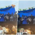 Bugarska maturantkinja napravila pometnju: U haljini za princeze izlazi iz kašike bagera, a prate je trubači (video)
