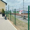 Postavljena ograda na železničkoj stanici Petrovaradin Putnici više ne mogu direktno na šine