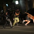 Policija je mlatila studente i građane ispred Pravnog i ETF-a na metar od našeg fotoreportera. Pogledajte drmatične…