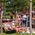 Jecaji odjekuju Enfildom! Liverpul zavijen u crno, reke navijača pristižu da odaju počast Diogu Žoti: Cveće, potresne…