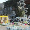 Umetnik zatrpava plastičnim otpadom skulpturu ispred UN tokom pregovora za sporazum o zagađenju (VIDEO)