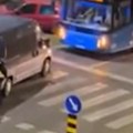 Policija upala u autobus, sirene odzvanjaju gradom: Drama u Novom Sadu: Vozilom preprečili put, jake snage na terenu (video)