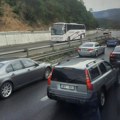 Važno obaveštenje od „Puteva Srbije“: Saobraćaj usporen kod Bubanj Potoka u oba pravca zbog serije saobraćajnih nezgoda