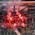 Brutalna tuča ispred stadiona FK Partizan: Sevale baklje, proolaznici snimali huligane