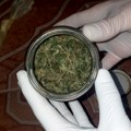 Uhapšen zbog posedovanja marihuane i uzgoja kanabisa