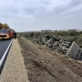 Dvoje poginulih, više od 80 povređenih Oglasio se MUP o tragediji kod Sremske Mitrovice: Autobus pun putnika sleteo s puta i…