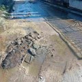 U Topličkoj ulici čitavo leto pijaća voda teče niz ulicu