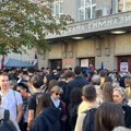 Studenti iz Novog Pazara ispred Pete beogradske gimnazije; kolona iz Subotice na putu za Novi Sad