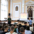 Крагујевачки средњошколци кроз пројекат „Млади и Војска Србије“ упознају систем одбране наше земље