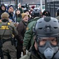 Od vrata do vrata sa oružjem: Trampovi agenti pucaju u ljude i najavljuju racije, američki gradovi se spremaju za proteste…