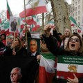 Demonstranti marširaju kroz London u znak protesta protiv iranskog režima