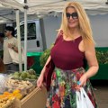 Naša voditeljka (58) u šik izdanju pazari na pijaci Uska majica na bretele i cvetna suknja - nema ko se nije okrenuo za njom…