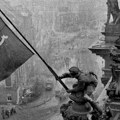 Na današnji dan pre 81 godinu podignuta zastava pobede na zgradu nemačkog Rajhstaga