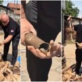 Drama u dvorištu kod Vladičinog Hana: Gospodar zmija sa juga Srbije se namučio dok je izvlačio smuka iz vodovodne cevi: Čekaj…
