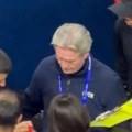 Novak napravio ludnicu u Kini, delio autograme na poseban način, jedan čovek se posebno iznervirao zbog toga