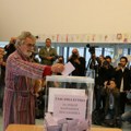 U bademantilu i papučama, sa psom u ruci, došao na glasanje: Neobična scena jutros na Novom Beogradu