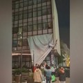 Građani skinuli plakat Vojislava Šešelja sa zgrade u Novom Sadu
