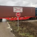 Teretni voz zaustavio saobraćaj na pružnom prelazu za Belo Polje