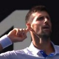 Hajde još glasnije, ne čujem vas! Nole "peckao publiku" na sebi svojstven način, pa se okrenuo ka ovom čoveku i poslao mu…