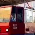 "Šta zna Lala šta je tramvaj": Bahati Novosađanin sa "audijem" se parkirao, tramvaji stoje
