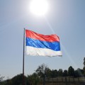Sednica Vlade Republike Srpske u Srebrenici; Istaknute zastave