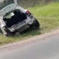 Automobil sleteo s puta: Nesreća kod Bečeja, objavljen snimak na mrežama - razlupan automobil završio u jarku (video)