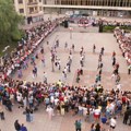 Величанствена слика послата из Чачка: Преко 500 учесника на градском тргу ФОТО